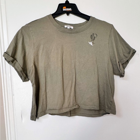 Super cute crop top - Picture 2 of 2